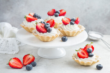 tartlets with cream cheese and fresh berries