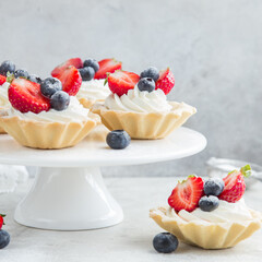 tartlets with cream cheese and fresh berries