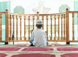 The Muslim prays in the mosque, the little boy prays to God © Amir Bajric