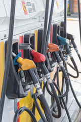 Handle fuel nozzle to refuel