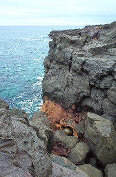 海岸のポットホールに真円の石の球体（伊東市かんのんの浜）