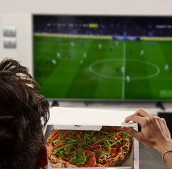 Watching television football game eating pizza © Gustavo Andrade
