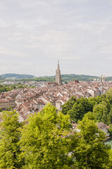 Obraz premium Bern, Stadt, Altstadt, Münster, Kirche, Berner Münster, Altstadthäuser, Stadtrundgang, Aare, Aareufer, Frühling, Sommer, Schweiz