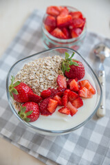 Joghurt mit Müsli und Erdbeeren 
