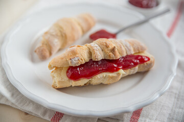 Kipferl mit Marmelade und Butter 