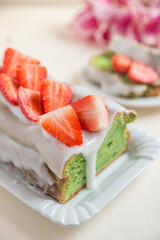Avocado Kuchen mit Erdbeeren