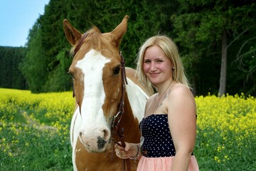 mit dem pferd im rapsfeld © bajo57