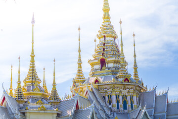 Naklejka premium Top pagoda with bird