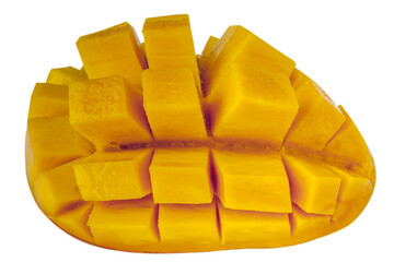tranche de mangue coupée en dés, fond blanc 