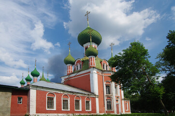 Fototapeta na wymiar PERESLAVL-ZALESSKIY, RUSSIA - July, 2016: Ancient church of Alexander Nevsky on the Red square in Pereslavl-Zalesskiy