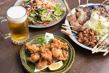 生ビールと居酒屋メニュー