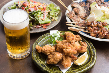 生ビールと居酒屋メニュー