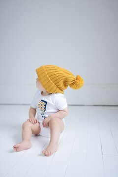 bebe avec bonnet jaune en body