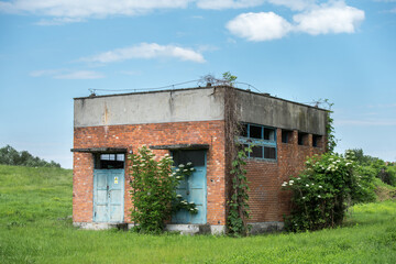 Fototapeta na wymiar Old abandoned brick building
