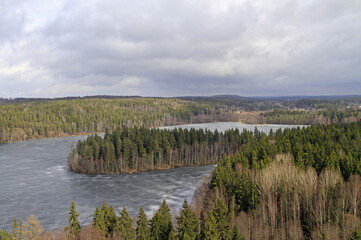 Obraz premium Frozen lake and forest view from the viewpoint