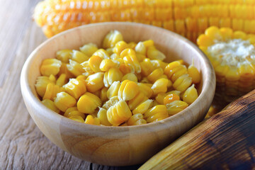Roasted corn in wood bowl