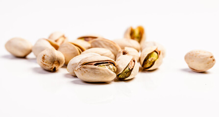 några pistagenötter isolerade mot vit bakgrund