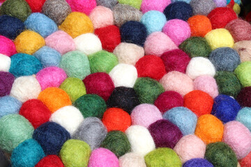 Tapis en boules de feutre multicolores