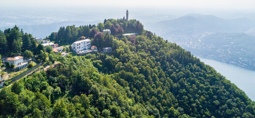 Vista aerea del faro Voltiano di Brunate e lago di Como, alberi e verde. Lombardia, Italia © Naeblys