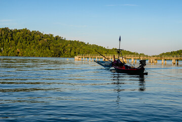 Obraz premium Small scale fisheries boat on the shoreline