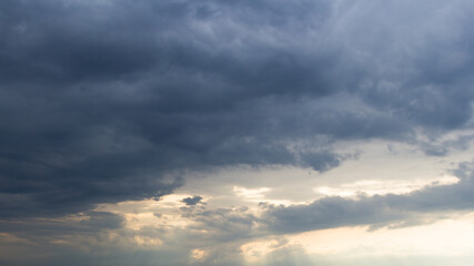 Obraz premium Dramatyczne chmury burzowe. Zachód słońca.