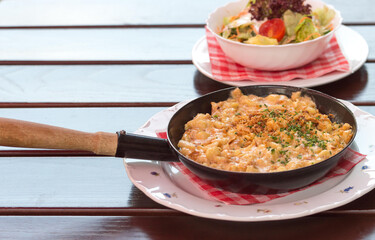 Käsespätzle in der Pfanne mit gemischtem Salat