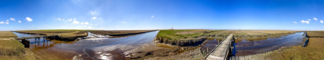 Landschaft rund um den Leuchtturm in Westerheversand 