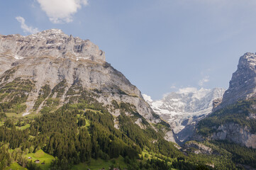 Fototapeta premium Grindelwald, Dorf, Schreckhorn, Pfingstegg, Alpen, Schweizer Berger, Berner Oberland, Eiger, Eigernordwand, Wanderweg, Frühling, Sommer, Schweiz