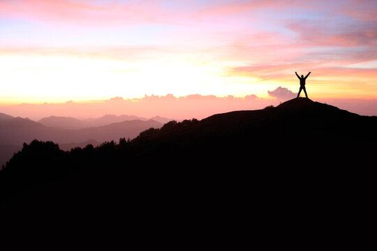 Gl&uuml;cklich und erfolgreich auf dem Gipfel bei Sonnenaufgang