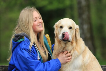Blondes Mädchen mit Ihrem Hund im Park