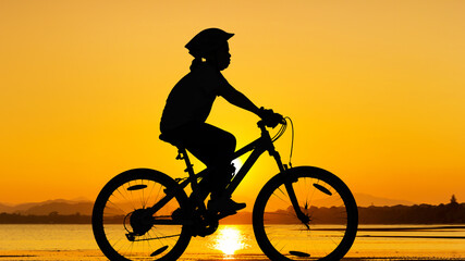 Obraz premium Peoplel cycling at the beach twilight time