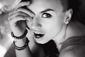 Obraz premium close-up portrait of a beautiful young sexy brunette girl with expressive eyes and eyes and full lips, posing for the camera