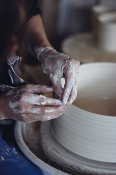 mains de c&eacute;ramiste sur le tourneau poterie