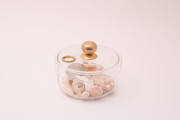 貝殻の入ったガラス器