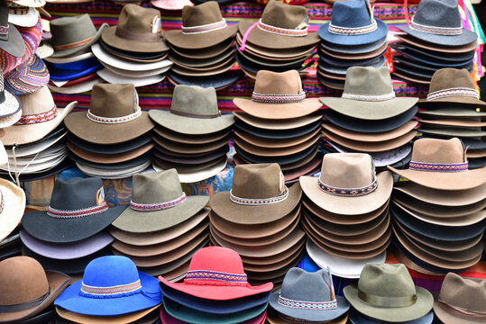 Chapeaux péruviens au marché inca de Pisac au Pérou