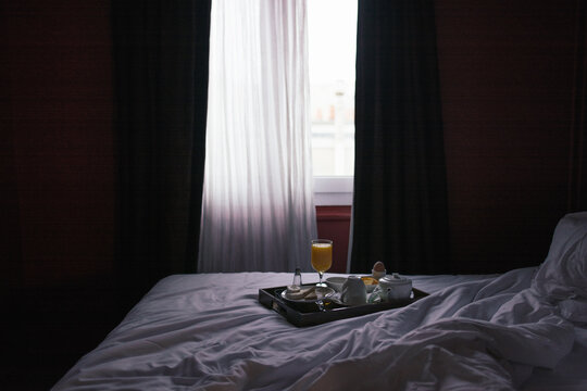 petit d&eacute;jeun&eacute; au lit plateau garni 