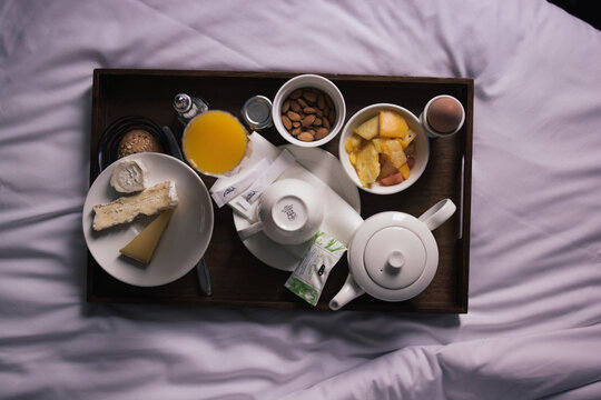 petit d&eacute;jeun&eacute; au lit plateau garni 