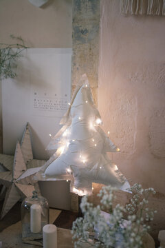 sapin de no&euml;l blanc avec des lumi&egrave;res