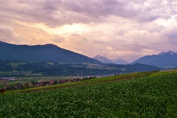 Obraz premium Felder in den Bergen im Inntal