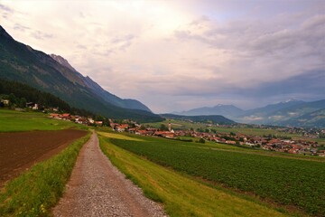 Weg mit Felder in den Bergen im Inntal