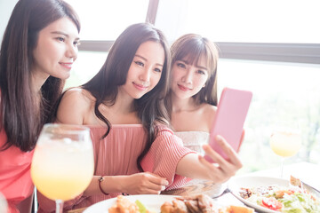 woman dine in restaurant