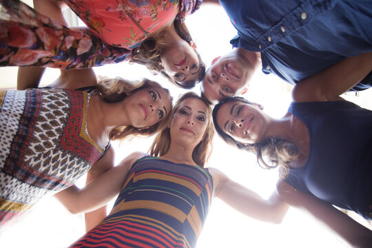 Gruppo di amici seri nel cerchio - vista dal basso