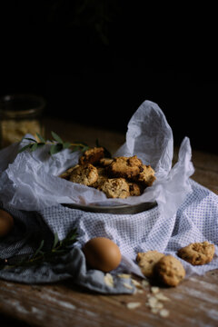 cookies chocolat noisettes sur la table pour le go&ucirc;ter