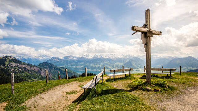 Panorama; Kreuz mit drei Sitzbänken auf der Rigi, Nähe Kaltbad, Vierwaldstättersee, Schweiz, Europa