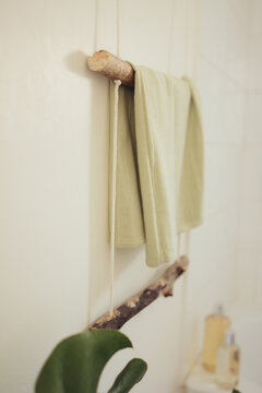 salle de bain avec plante monstera, porte serviette en bois, diy, relax, zenitude, temps pour soi