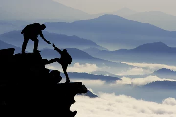 Photo sur Plexiglas Alpinisme silhouette d& 39 aide aux alpinistes