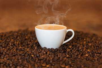 Heißer Kaffee mit Kaffebohnen