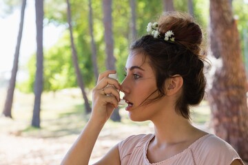 Obraz premium Woman using asthma inhaler in the park