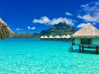 Foto auf Acrylglas Bora Bora, Französisch-Polynesien Wunderschöne türkisfarbene Lagune von Bora Bora und die Überwasserbungalows eines Luxusresorts