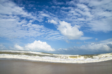 Fototapeta na wymiar Waves and cloud in the summer.